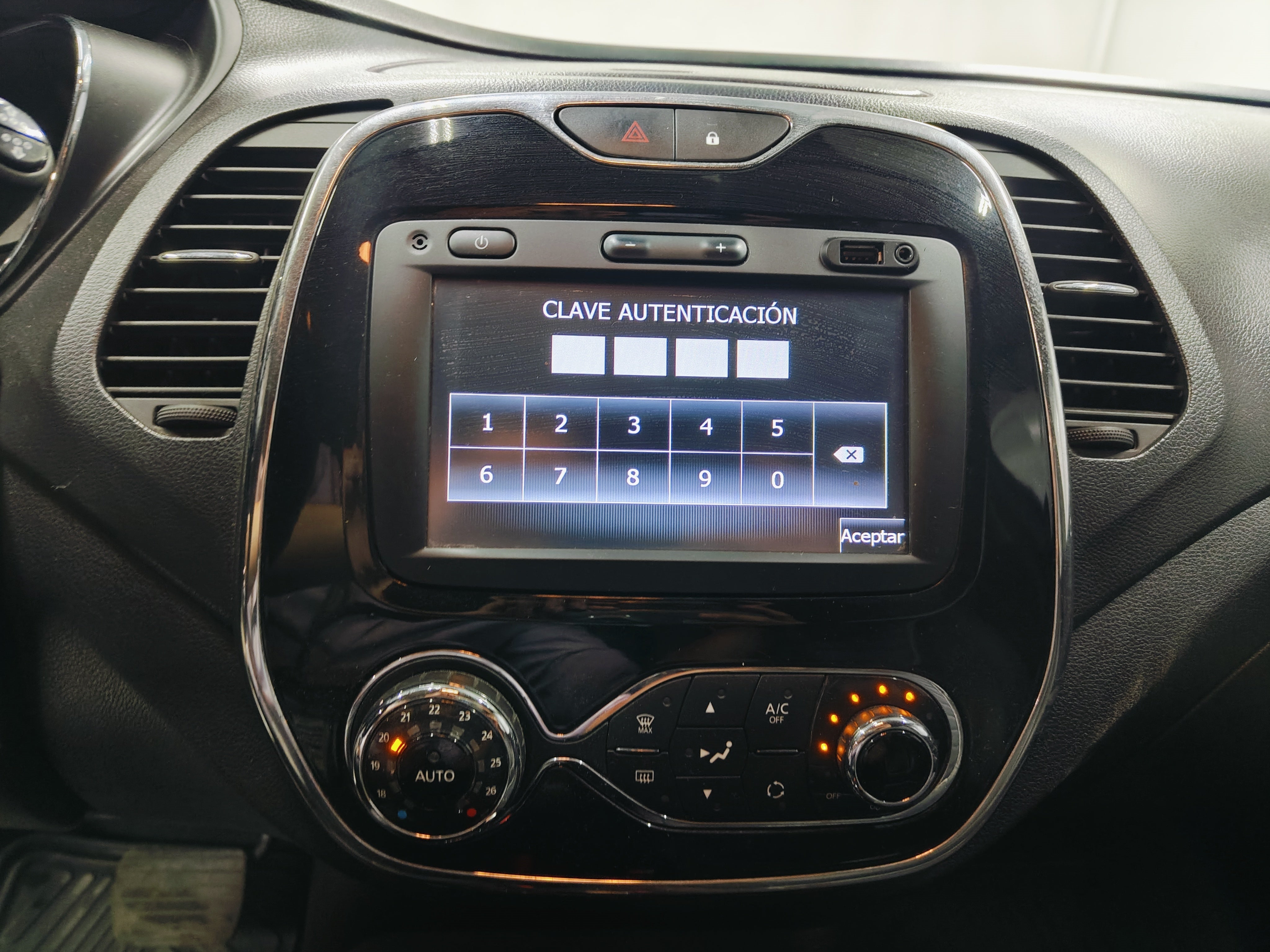 2018 Renault Captur ICONIC L4 2.0L 133 CP 5 PUERTAS AUT PIEL BA AA