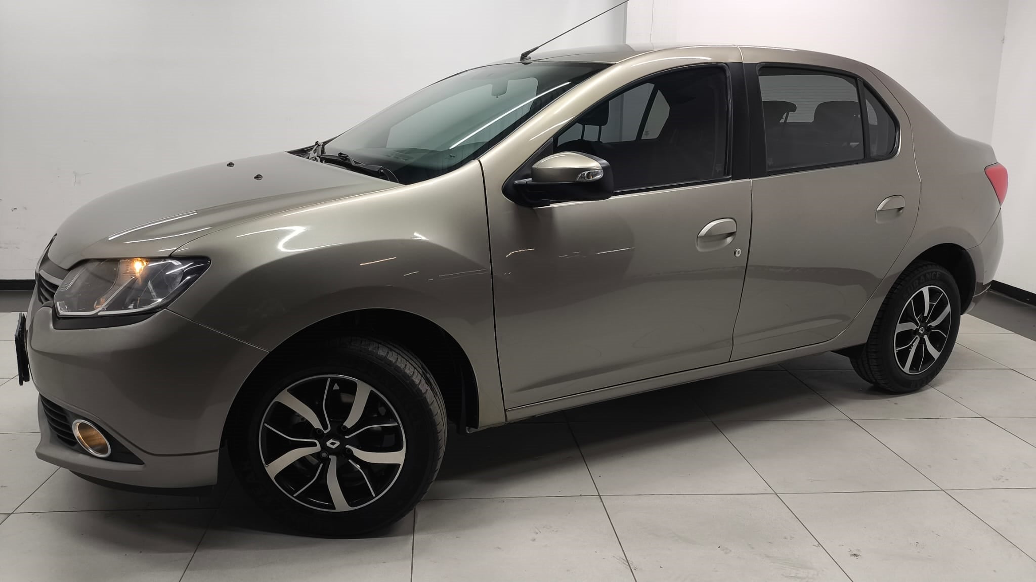 2019 Renault Logan INTENS L4 1.6L 100 CP 4 PUERTAS AUT BA AA